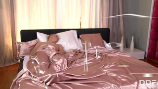 Katerina Hartlova a nagy keblű tini kiscsaj