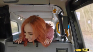 Fake Taxi - Porno fiatal vörös hajú bige