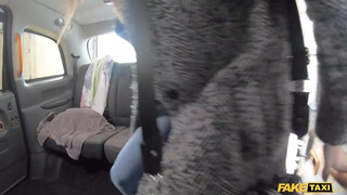 Fake Taxi - Kicsike csöcsű fiatal picsa lovagol