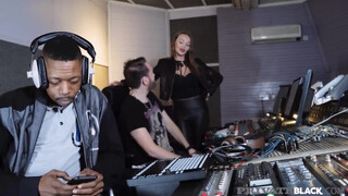 PrivateBlack - Stacy Cruz élvezi a méretes kárót