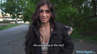 Public Agent - Alicia Trece a fogszabályzós spanyol lány