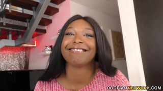 Rachel Raxxx az óriás kannás barna milf