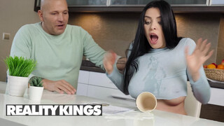 REALITY KINGS - Kira Queen a szomszéd sráccal kúrel