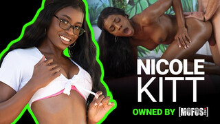 Mofos - Nicole Kitt a gyönyörű hatalmas cicis néger hölgyemény