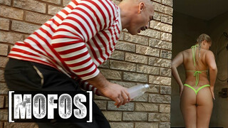 MOFOS - Harley King a gyönyörű világos szőke tini kisasszony