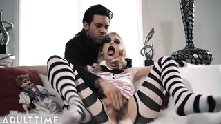 Small Hands rendesen fegyelmezi a goth szexi Chloe Cherryt kemény anális szexszel
