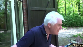 Fullos kisasszony szereti idősebb férfiakkal a szexet és érezni a farkukat magában