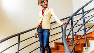 Barna amatőr casting forgatás irodai fotózásra rendesen megbassza a méretes faszú producer