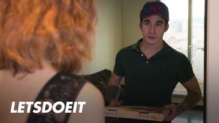Megcsaló pina Arian Joy először a barátját baszogatja, aztán a kézbesítő manus megdugja jól