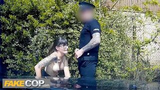 Rendőr megdugja a sötét hajú geek spinét és rálövi a szemüvegére - fake cop