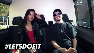 Vékony fekete Coco Kiss pénzért cidázza a méretes néger fazt az verdában