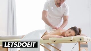 Rebecca Volpetti olajos masszázs kalandja Kristof Cale szerelmi dúgásával