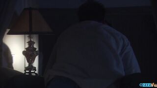 Tini kisasszony cumizik és lovagol a farkon ágyban lefekvés előtt