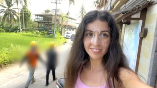Aranyos tini spiné nyaldossa a hamburgerét az arcára fröccsent ondó közben közkifőzdében