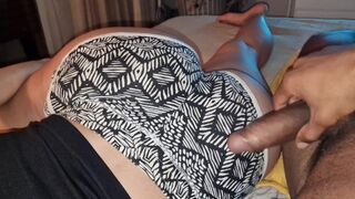 Nevelő fia megtanít szexelni a pici kanapén zaj nélkül, hogy a szüleim ne hallják a nyögéseimet