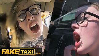 Tetovált Brit Alt-Modell Szemüvegben Alaposan Megrakva a Fake Taxi Autójában