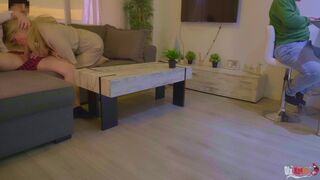 Mostohaanya cidázza a nevelő fia farkát és hátsó bejáratba kefélik a férje háta mögött