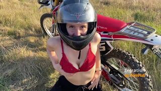 Dögös motoros kisasszony leszopja a motorost az enduro mezőn