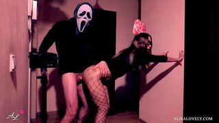 Maszkos őrült durván megbassza a csoki sunát a tükör előtt - halloween szerepjáték fétis páros játék