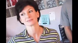 Sharon Mitchell feleségként cumizza és seggbe veszi Mark Wood farkát retro stílusban