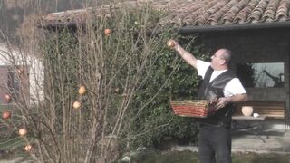 Izgató világos szőke tini amatőr análba rakva és szájba lőve méretes farasszal