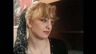 Világos Szőke nagymellű csajok szőrös sunát szopnak nagy farokkal retro jelenetben